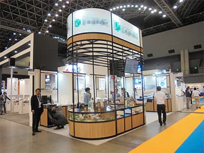 九州デンタルショー<br>[小間数] 10小間<br>[施工内容] オクタシステム